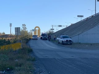 Motociclista de 58 años sufre caída en el periférico de Torreón; intentaba dar vuelta por debajo del puente Solidaridad. (EL SIGLO DE TORREÓN)