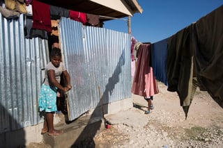 miles de haitianos continúan malviviendo en los refugios temporales levantados hace diez años tras el sismo que devastó la región de Puerto Príncipe en 2010. (ARCHIVO)