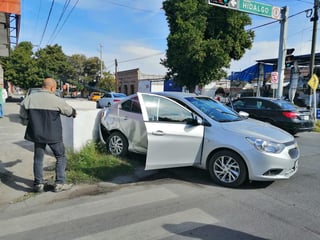 El percance ocurrió entre un vehículo Nissan Altima de color gris modelo 2008, manejado por Karen Jasmín, de 29 años de edad, y José Antonio, de 52 años, conductor de un auto de la marca Chevrolet línea Aveo en color plata modelo 2019.
(EL SIGLO DE TORREÓN)