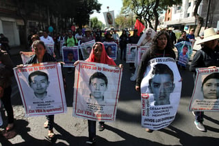La reunión es en el marco del seguimiento a las reuniones que las familias de los 43 estudiantes desaparecidos sostuvieron en septiembre y noviembre de 2019 con López Obrador. (ARCHIVO)