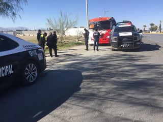 El autobús de pasajeros fue alcanzado por una patrulla de la Dirección de Seguridad Pública Municipal. (EL SIGLO DE TORREÓN)
