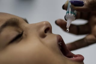 La OMS alertó por un riesgo de transmisión transfronteriza por el brote de poliomielitis en el mundo. (ARCHIVO)