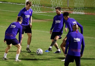 Jugadores del Barcelona durante el entrenamiento de ayer en el estadio Rey Abdullah, en Yeda. (EFE)