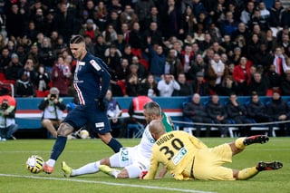 Mauro Icardi anota el quinto gol del PSG en la goleada 6-1 sobre el Saint-Étienne; el argentino marcó tres tantos en el juego. (EFE)