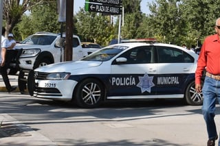Agentes municipales aseguran auto con reporte de robo. (EL SIGLO DE TORREÓN)