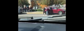 A través de redes sociales se difundió un video donde se observa como dos familias son despojadas con violencia de sus camionetas, en una plaza comercial de San Miguel de Allende. (ESPECIAL)