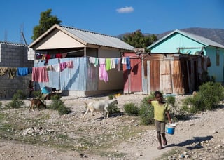 Al menos 34,000 personas que perdieron sus casas en el terremoto de Haití, que este domingo cumple una década, seguirán de forma permanente en los frágiles refugios temporales. (ARCHIVO) 