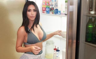 Kim Kardashian a generado reacción por parte de usuarios de redes sociales, luego de compartir con sus seguidores un video en el que muestra el interior de su refrigerador, pues algunos creen que es más grande que sus viviendas. (INSTAGRAM)