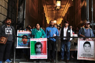 Luego de una reunión de casi tres horas con el presidente Andrés Manuel López Obrador, los padres de los 43 normalistas desaparecidos de Ayotzinapa confiaron que entre febrero y marzo tengan resultados de los nuevos hallazgos en las investigaciones. (NOTIMEX)