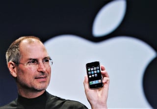 Hace 13 años fue anunciado oficialmente al mundo este dispositivo móvil durante un evento que Apple llevó a cabo en San Francisco, California, aunque el iPhone fue puesto a la venta al público unos meses después. (ESPECIAL)