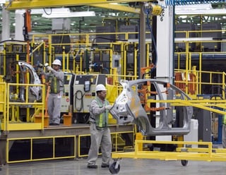 El Indicador mensual de la actividad industrial del país aumentó 0.8% en noviembre del año que recién concluyó respecto al del mes previo. (ARCHIVO) 