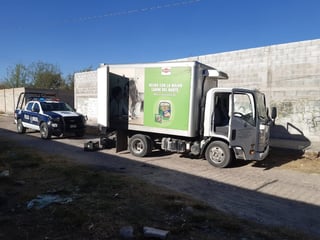 El camión repartidor de carnes frías fue abandonado a cuatro cuadras del lugar donde ocurrió el asalto. (EL SIGLO DE TORREÓN)