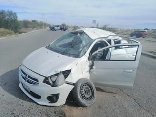 Se registró una fuerte volcadura sobre la carretera Santa Fe en Torreón, las autoridades reportaron cuatro lesionados. (EL SIGLO DE TORREÓN)