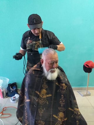 Caballeros de la Estancia del Adulto Mayor cambiaron de imagen gracias a una escuela de barbería.  (CORTESÍA) 
