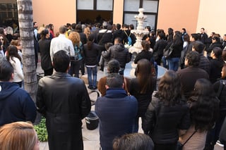 La capilla de la funeraria Serna de Gómez Palacio estuvo abarrotada de personas que acudieron a darle el último adiós a la miss 'Mary'. (FERNANDO COMPEÁN)