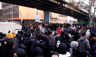 La policía iraní negó que sus integrantes utilizaran armas de fuego en contra de manifestantes. (ARCHIVO) 