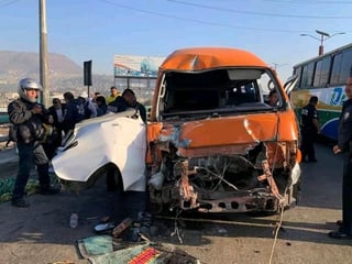 Diez pasajeros de una camioneta del transporte público resultaron heridos después de que el chofer se estrellara contra la parte trasera de un tráiler varado en la autopista México-Pachuca. (ARCHIVO)