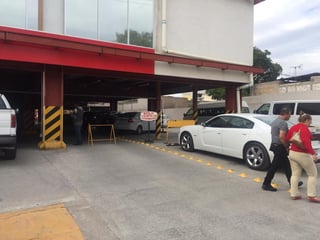 A partir de este lunes, el Ayuntamiento de Gómez Palacio comenzó a ceder los cajones de estacionamiento exclusivos para regidores y regidoras (incluyendo asistentes) a fin de que puedan ser ocupados por los ciudadanos que acuden a pagar su impuesto Predial. (ARCHIVO)