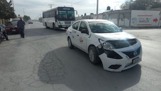 Taxista arrolla a motociclista en el fraccionamiento La Perla; el conductor de la moto y su acompañante resultaron lesionados. (EL SIGLO DE TORREÓN)