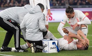 Cristiano Ronaldo consuela a su compañero ante la lesión. (EFE)