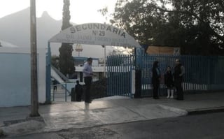 Una secundaria en la ciudad de Monterrey fue resguardada por la policía este martes 14 de enero, luego de que un alumno amenazara con realizar un tiroteo. (ESPECIAL)
