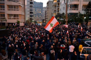 Cientos de libaneses volvieron este martes a las calles para protestar y bloquearon las principales carreteras en varios puntos del país. (ARCHIVO) 