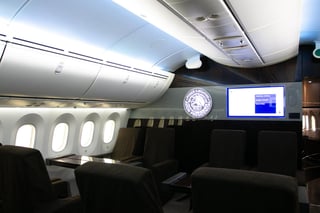 
Entre algunas de las características con las que cuenta la aeronave es que puede acomodar hasta 80 pasajeros en su configuración de 4 secciones, proporcionando una capacidad VIP 'única en el mundo'. (NOTIMEX)