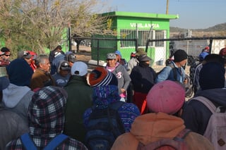 La protesta de los pepenadores inició alrededor de las 8:00 horas de ayer y fueron bloqueados los accesos principales del relleno sanitario municipal ubicado en predios del ejido San Lorenzo. (EL SIGLO DE TORREÓN/ANGÉLICA SANDOVAL)