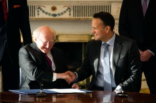 El primer ministro irlandés, Leo Varadkar (d), comunicó la fecha de los comicios durante una reunión de su Consejo de Ministros. (EFE) 