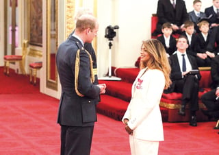 Honor. M.I.A. fue declarada Miembro de la Orden del Imperio Británico por el príncipe Guillermo en el Palacio de Buckingham. (AP)