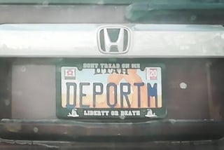 Los legisladores en Utah quieren determinar cómo una placa de matrícula de vehículo con la frase “DEPORTM” (depórtenlos) fue aprobada. (ESPECIAL)