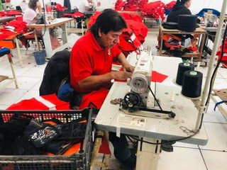 El alcalde Jonathan Ávalos Rodríguez ya inauguró una empresa dedicada a la confección de prendas textiles de seguridad industrial. (EL SIGLO DE TORREÓN)