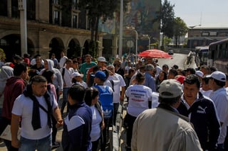 Fabricantes y recicladores de bolsas de plástico, protestan frente al edificio Juana de Arco de la Secretaría de Medio Ambiente, en contra de la reciente prohibición de bolsas de plástico. (NOTIMEX)