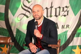 El presidente de Santos Laguna habló con abonados del club. (CORTESÍA)