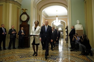 Los 'fiscales' recorren los pasillos (del Capitolio) que separan la Cámara Baja del Senado. (AP) 