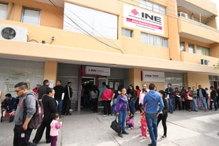 Los ciudadanos con interés en tramitar su credencial para votar abarrotaron ayer los módulos del INE. (FERNANDO COMPEÁN)