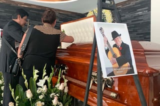 Se despiden. Ayer se realizó el velorio del cantante Chamín Correa, quien falleció el martes, la música no pudo faltar. (AGENCIAS)