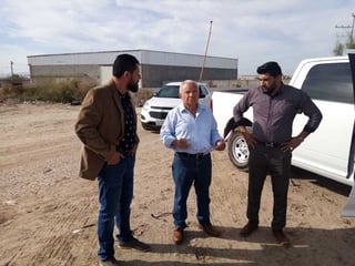 El delegado del IMSS en Coahuila visitó el terreno en Matamoros. (EL SIGLO DE TORREÓN / Diana González)