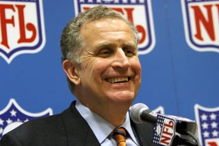 Paul Tagliabue inició como comisionado de la NFL en 1989 y estuvo en el cargo durante 17 años. (ARCHIVO) 