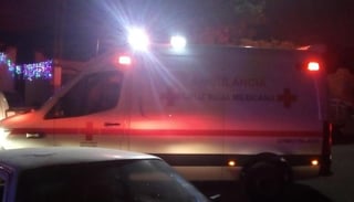 Paramédicos de la Cruz Roja arribaron al lugar del accidente para atender al motociclista lesionado. (EL SIGLO DE TORREÓN)