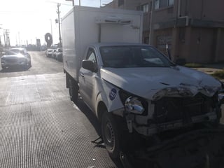 La camioneta repartidora marca Nissan terminó con el frente prácticamente destrozado tras el accidente. (EL SIGLO DE TORREÓN)