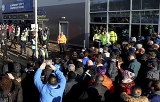 Cuando la policía británica utilizó cámaras de reconocimiento facial para monitorear a las muchedumbres que llegaban a partidos de futbol en Gales, algunos fanáticos protestaron cubriéndose la cara. (ESPECIAL) 