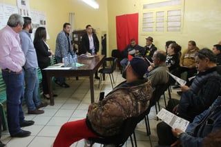 Se reunieron comerciantes de San Pedro con las autoridades, quienes organizaron una plática para despejar dudas sobre el tema. (EL SIGLO DE TORREÓN / Diana González) 