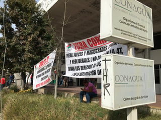 Los usuarios de distintos módulos de riego de la Comarca Lagunera colocaron lonas con protestas en las oficinas de la Comisión Nacional del Agua para protestar por el huachicoleo del agua. (FABIOLA P. CANEDO)