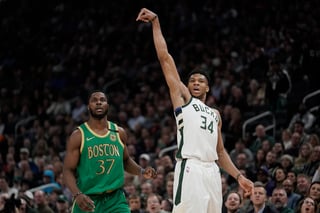 El jugador de los Bucks de Milwaukee realizando un tiro en el duelo ante los Celtics de Boston. (AP)