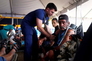 Un personal médico toma la presión a una persona refugiada por el terremoto. (ARCHIVO) 