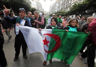Miles de argelinos salieron hoy a las calles para exigir la caída del régimen en el 48 viernes consecutivo de protestas. (ARCHIVO) 