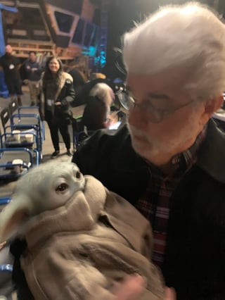Encuentro. Jon Favreau, productor de la serie 'The Mandalorian', compartió la tierna fotografía de Lucas y Baby Yoda. (ESPECIAL)