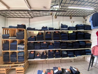 La FGR decomisó prendas de ropa falsificadas en establecimientos de Torreón y San Pedro de las Colonias.