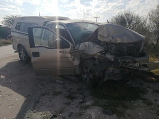 La camioneta se impactó de frente contra una Ford F-150, modelo 2008, color arena, también con placas de Durango.
(EL SIGLO DE TORREÓN)